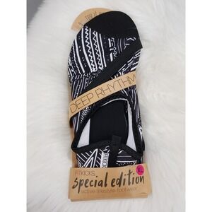 NEW - FITKICKS Women's - Size XL 10-11 - NIP DEEP RYTHM BLACK & WHITE